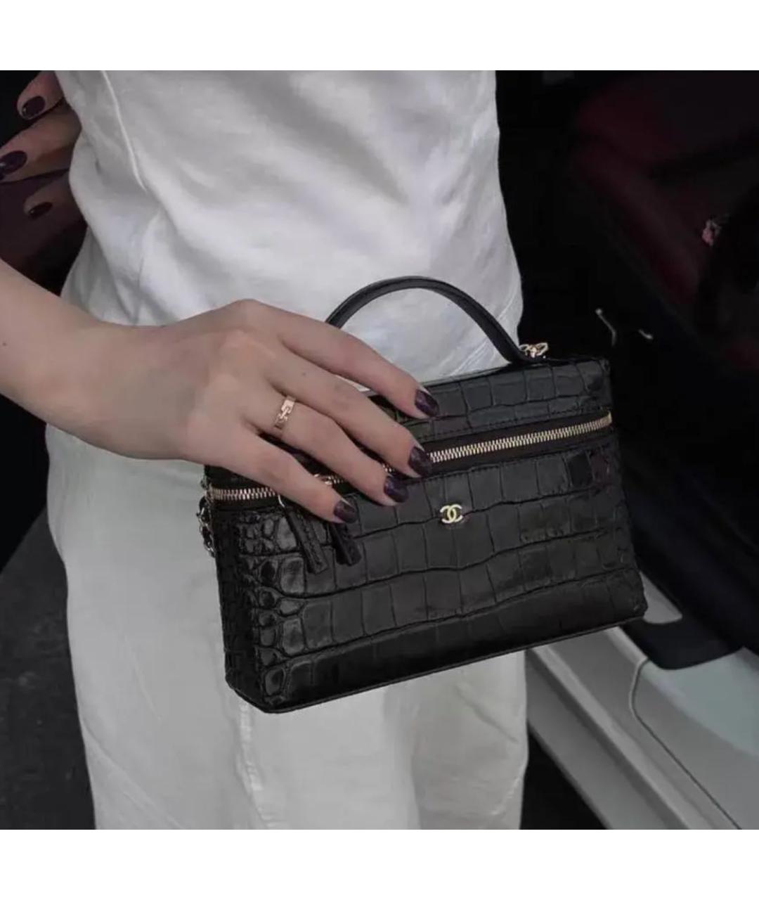CHANEL Черная сумка с короткими ручками из лакированной кожи, фото 2