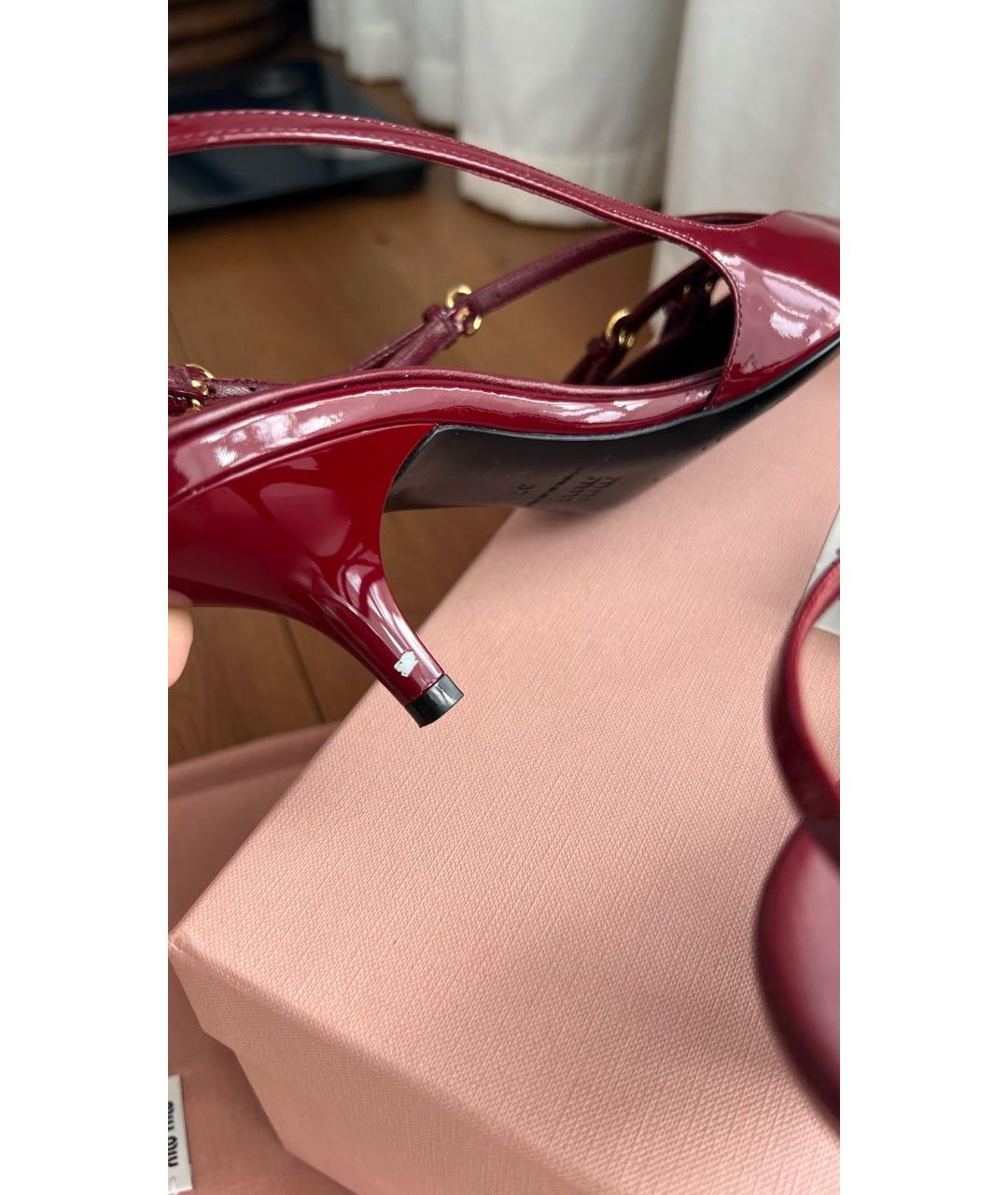 MIU MIU Бордовые мюли из лакированной кожи, фото 5