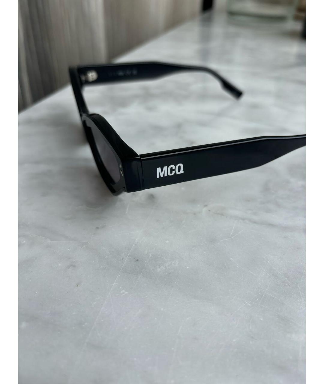 MCQ ALEXANDER MCQUEEN Черные пластиковые солнцезащитные очки, фото 3