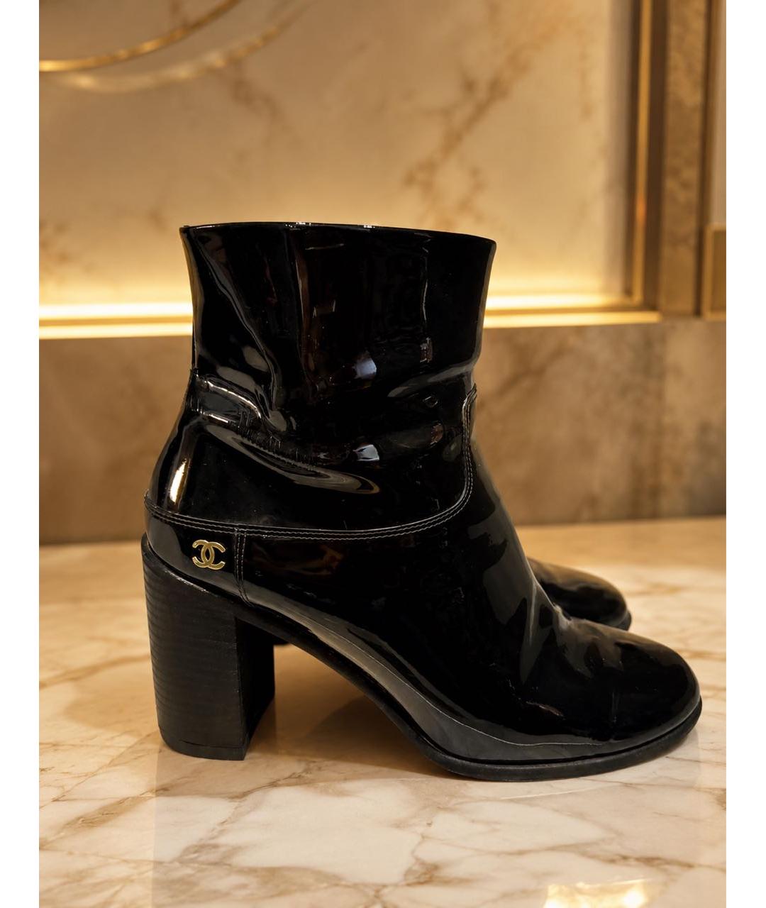 CHANEL Черные ботильоны из лакированной кожи, фото 2