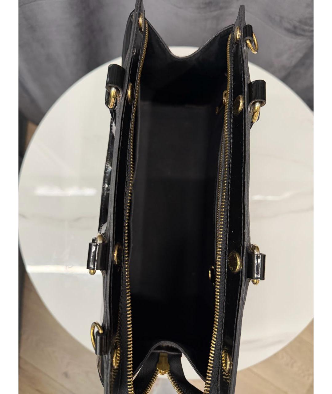LOUIS VUITTON Черная сумка с короткими ручками из лакированной кожи, фото 4