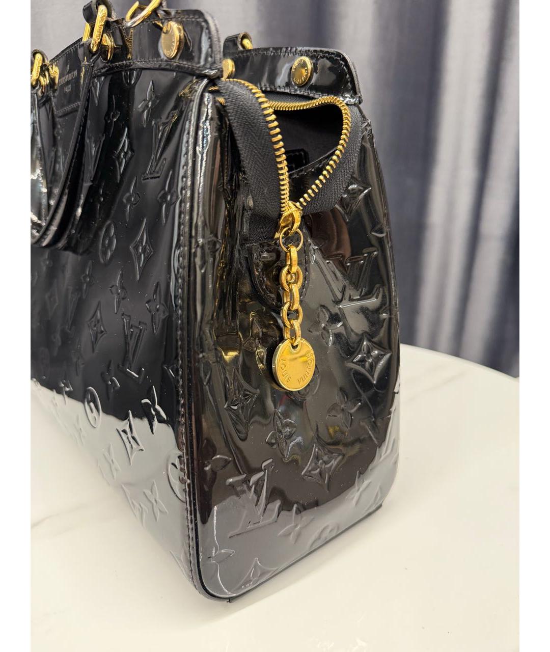 LOUIS VUITTON Черная сумка с короткими ручками из лакированной кожи, фото 2