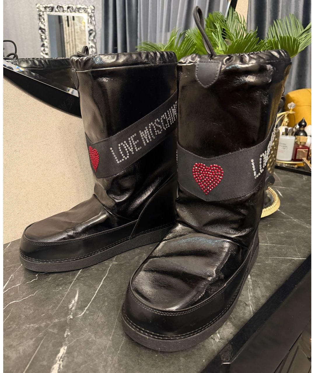 LOVE MOSCHINO Черные сапоги из лакированной кожи, фото 2