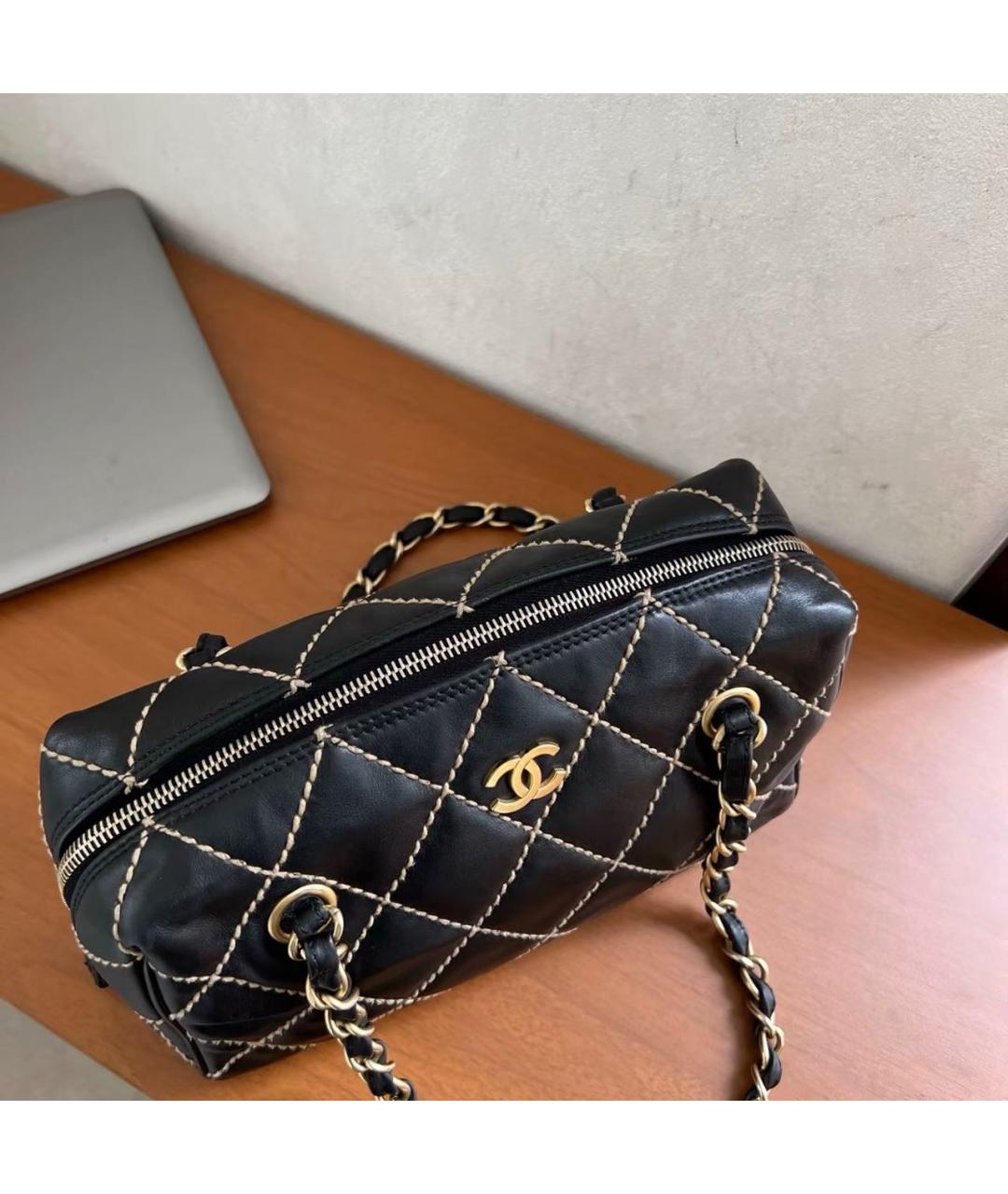 CHANEL Черная кожаная сумка с короткими ручками, фото 4