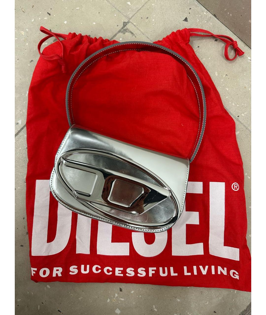 DIESEL Серебряная сумка с короткими ручками из лакированной кожи, фото 5