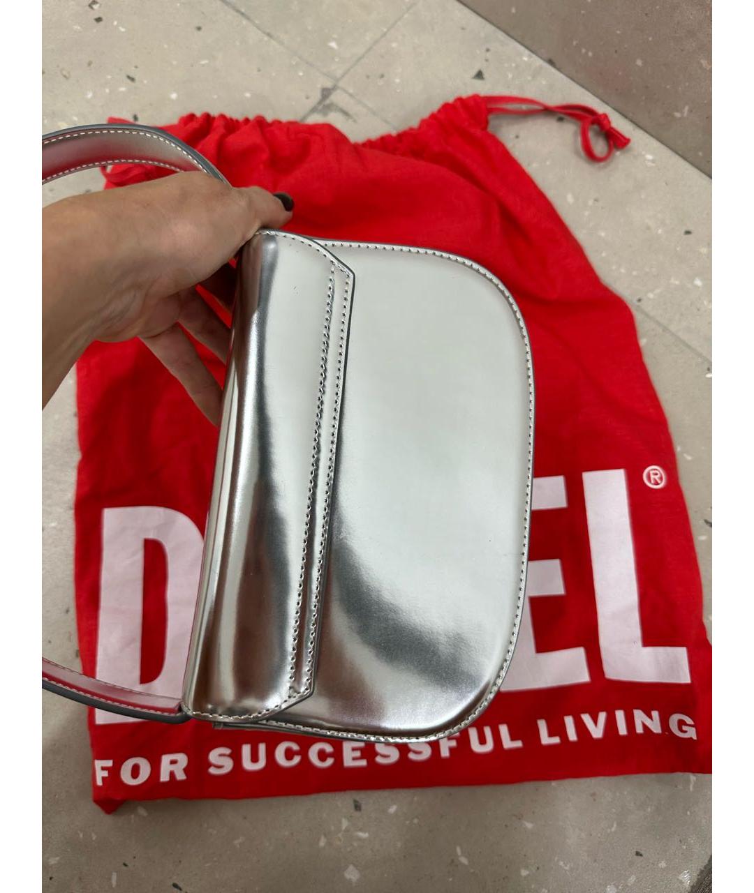 DIESEL Серебряная сумка с короткими ручками из лакированной кожи, фото 4