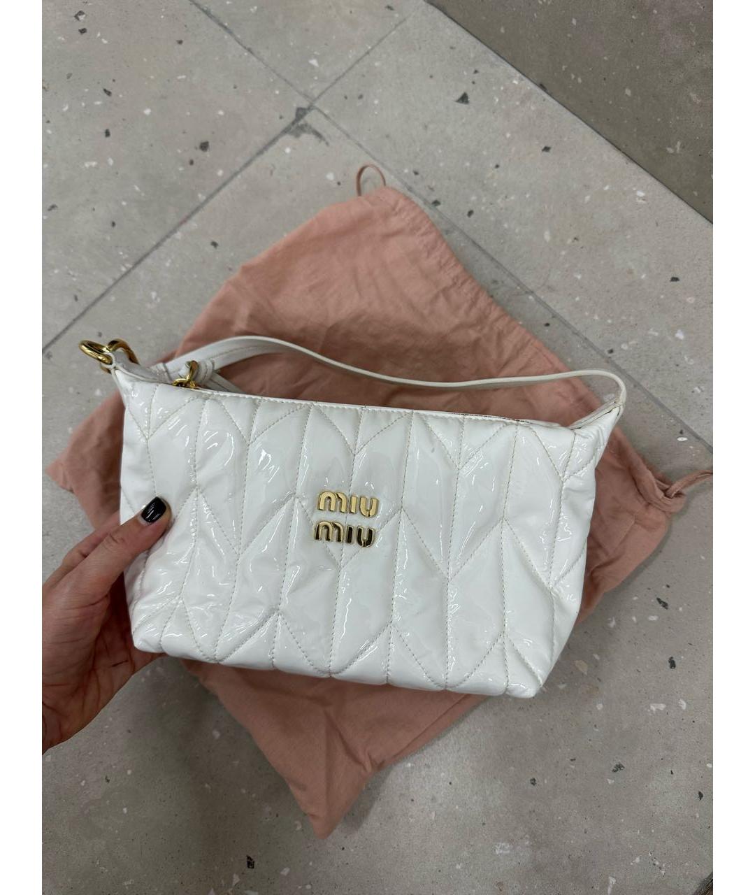 MIU MIU Белая сумка с короткими ручками из лакированной кожи, фото 4
