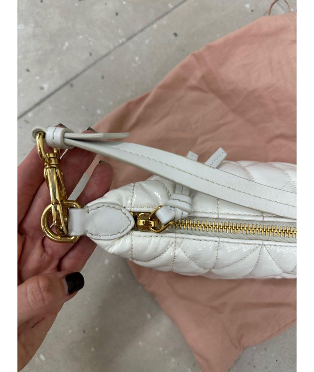 MIU MIU Белая сумка с короткими ручками из лакированной кожи, фото 2