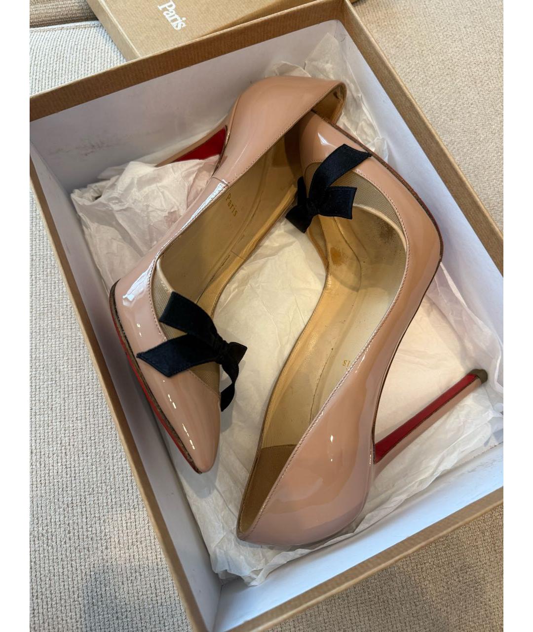 CHRISTIAN LOUBOUTIN Бежевые туфли из лакированной кожи, фото 4