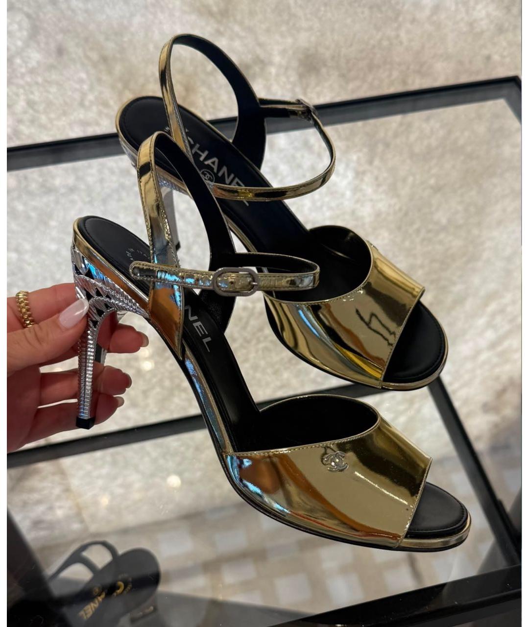 CHANEL Золотые босоножки из лакированной кожи, фото 2