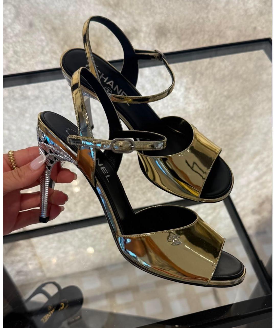 CHANEL Золотые босоножки из лакированной кожи, фото 3