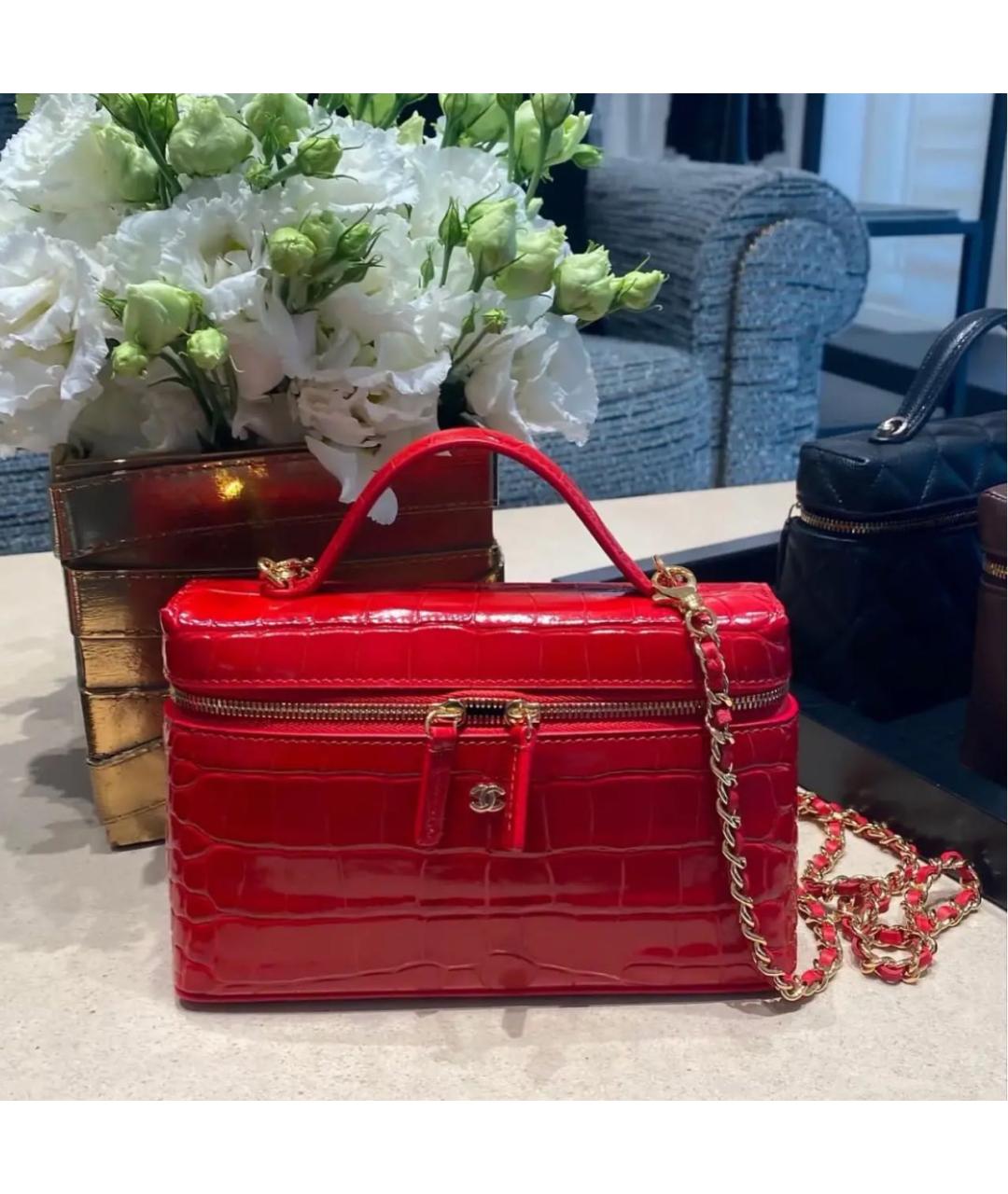 CHANEL Красная сумка с короткими ручками из лакированной кожи, фото 2