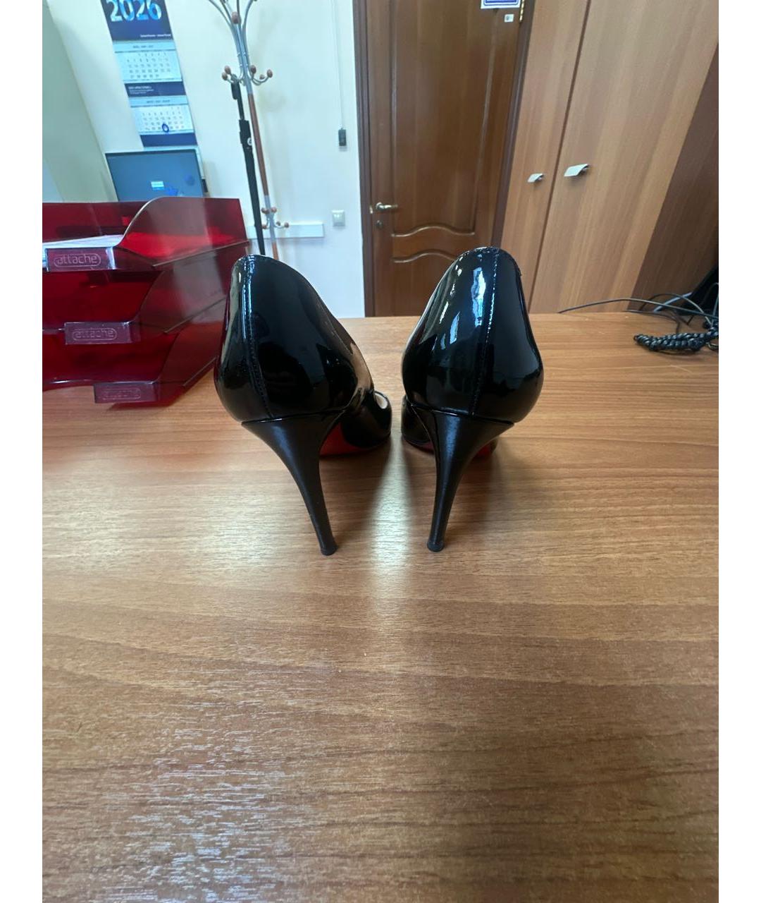 CHRISTIAN LOUBOUTIN Черные туфли из лакированной кожи, фото 4