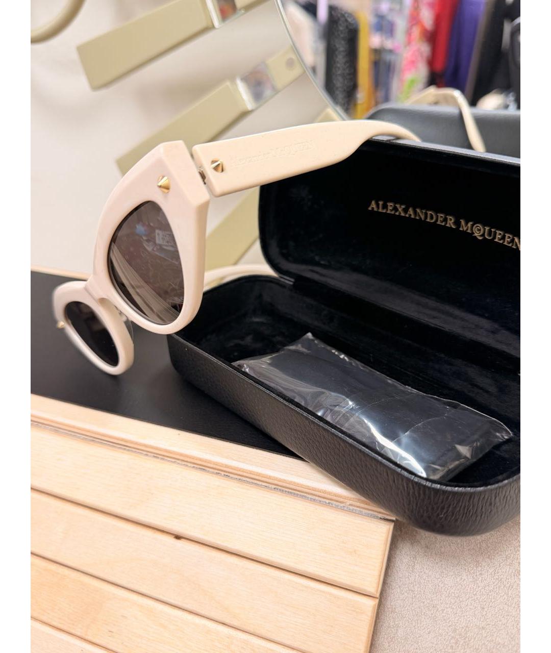 ALEXANDER MCQUEEN Бежевые пластиковые солнцезащитные очки, фото 2