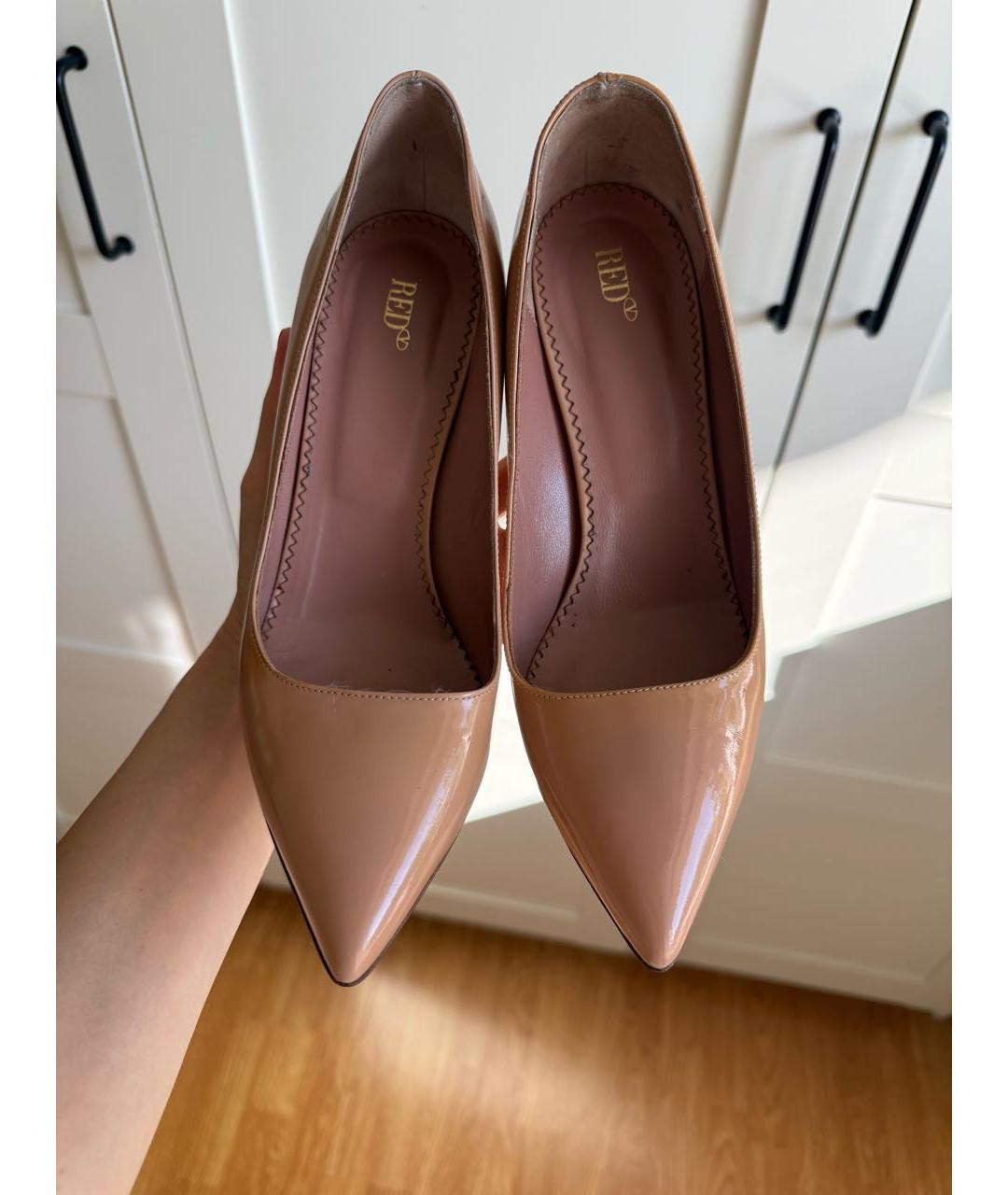 RED VALENTINO Бежевые туфли из лакированной кожи, фото 8