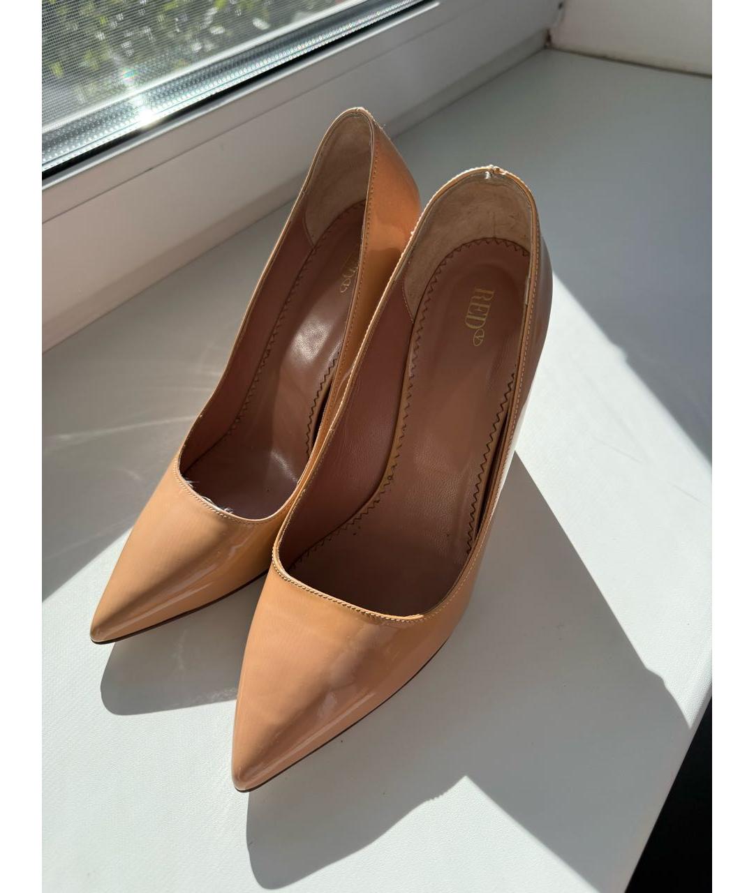 RED VALENTINO Бежевые туфли из лакированной кожи, фото 3