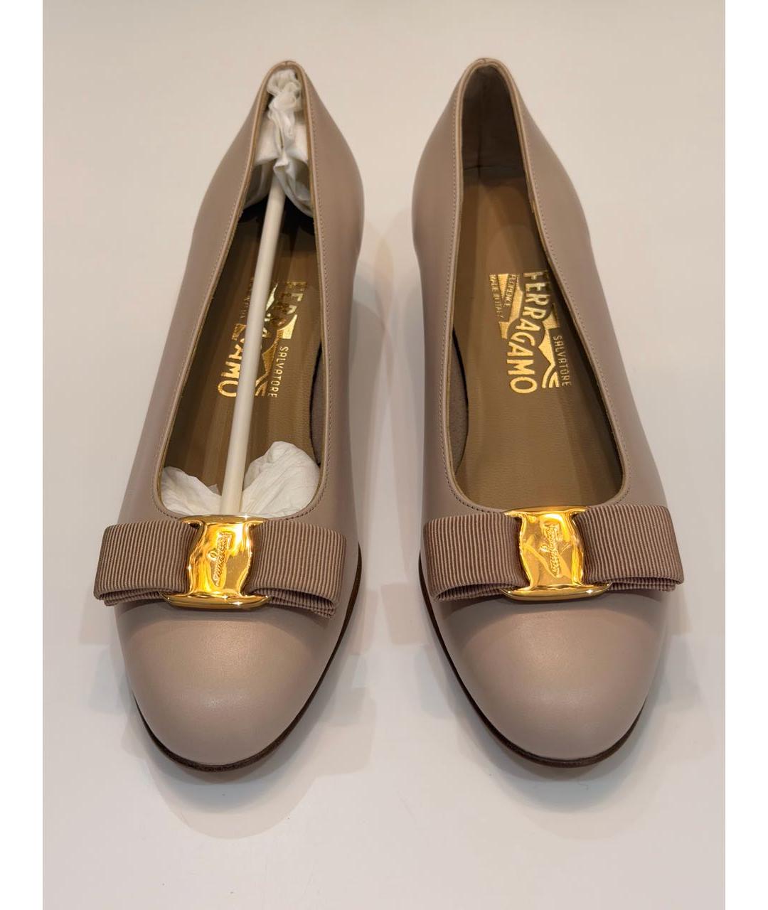 FERRAGAMO Бежевые кожаные лодочки на низком каблуке, фото 5