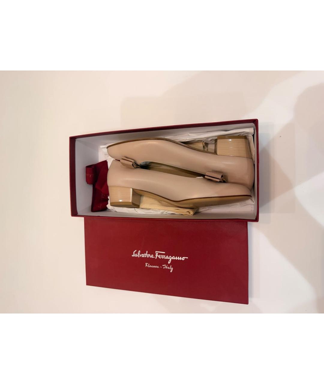 FERRAGAMO Бежевые кожаные лодочки на низком каблуке, фото 7