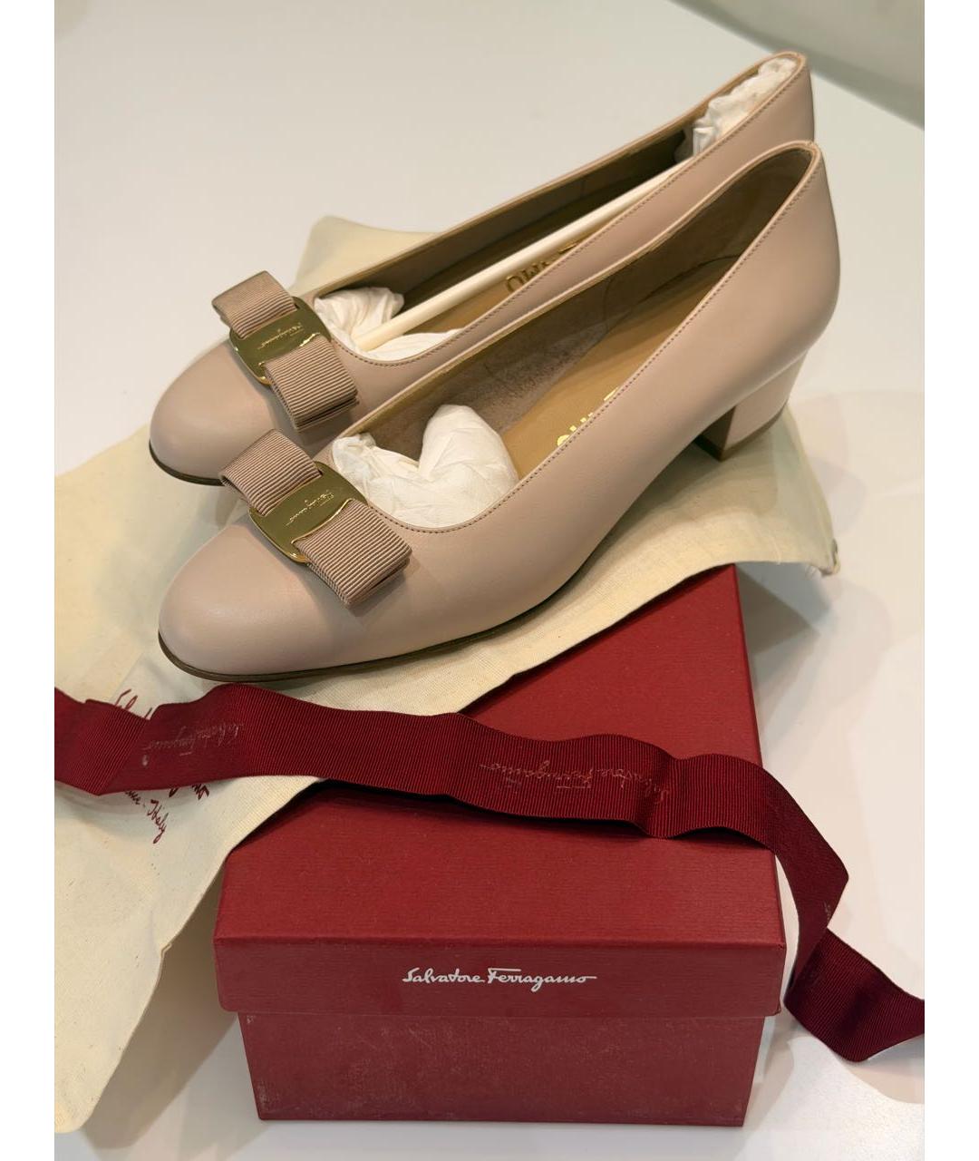 FERRAGAMO Бежевые кожаные лодочки на низком каблуке, фото 8