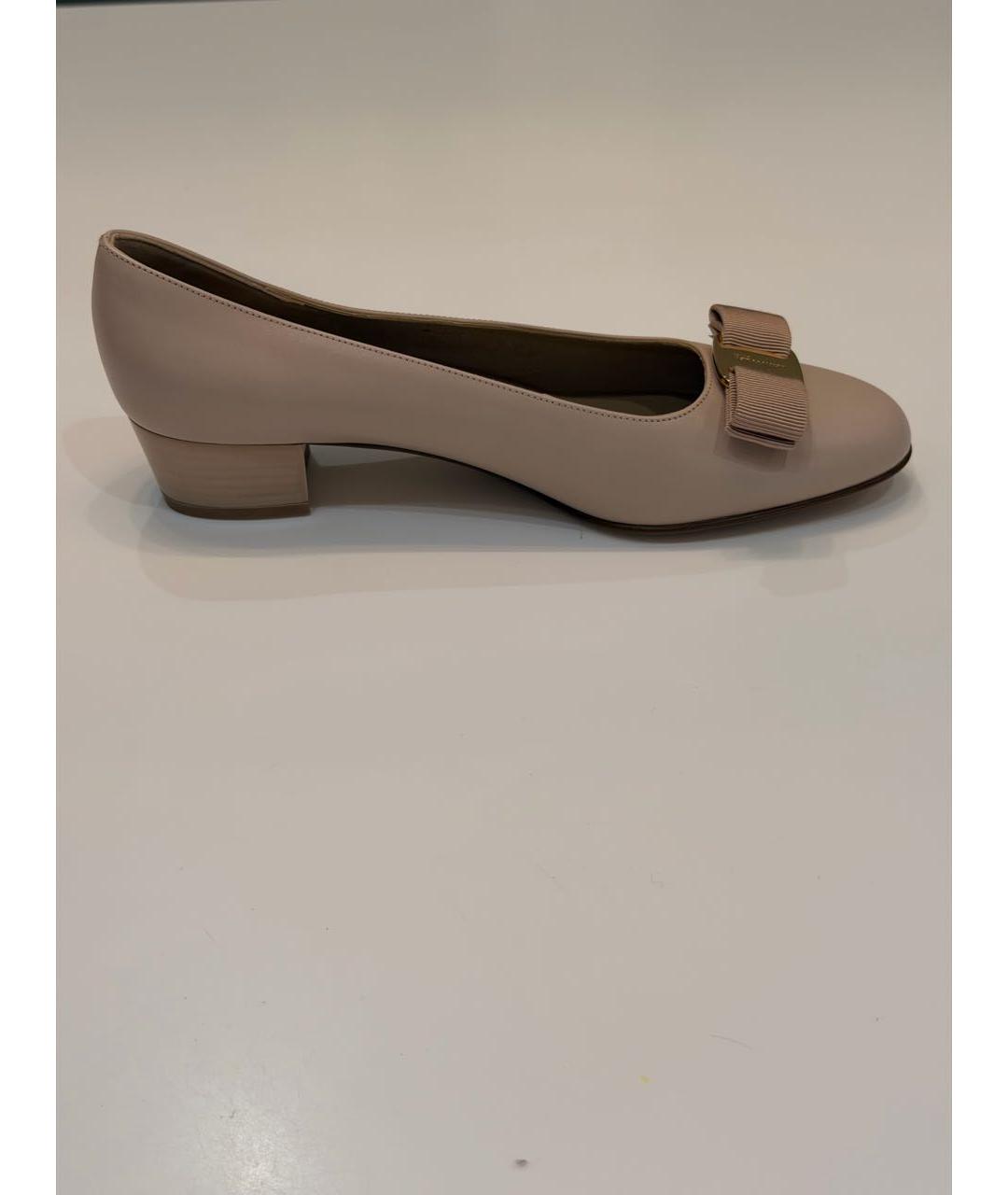FERRAGAMO Бежевые кожаные лодочки на низком каблуке, фото 9