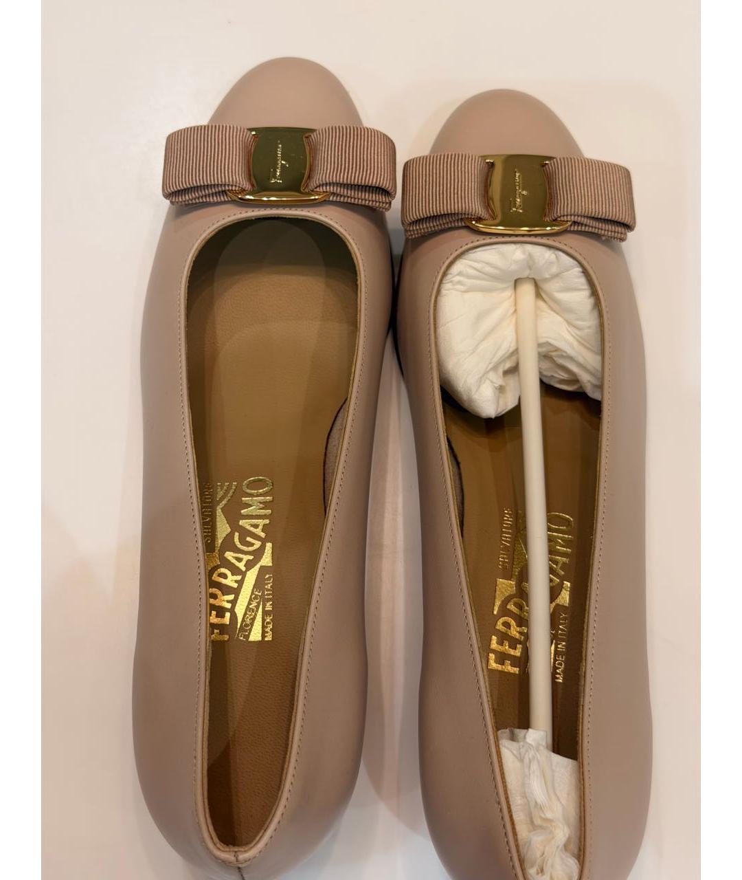 FERRAGAMO Бежевые кожаные лодочки на низком каблуке, фото 3