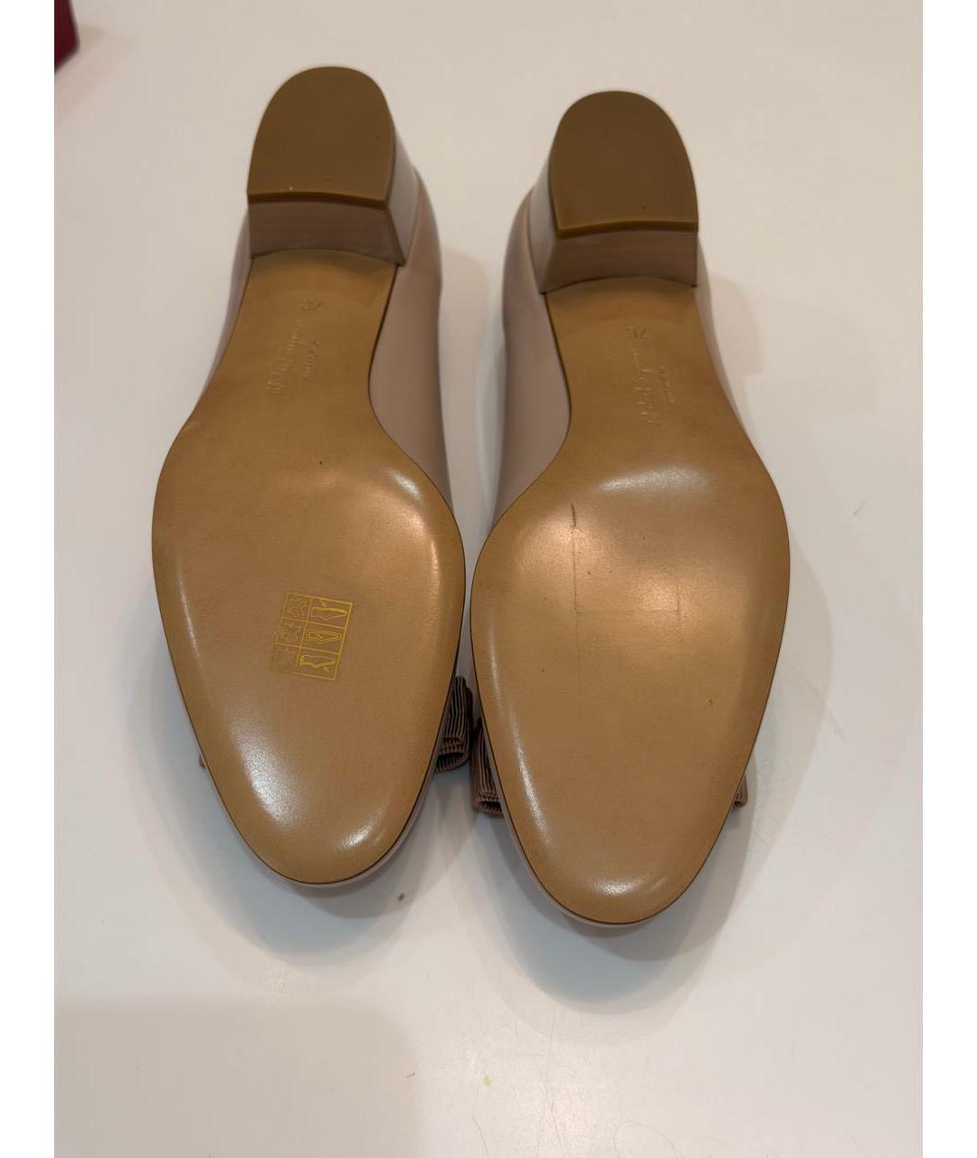 FERRAGAMO Бежевые кожаные лодочки на низком каблуке, фото 6