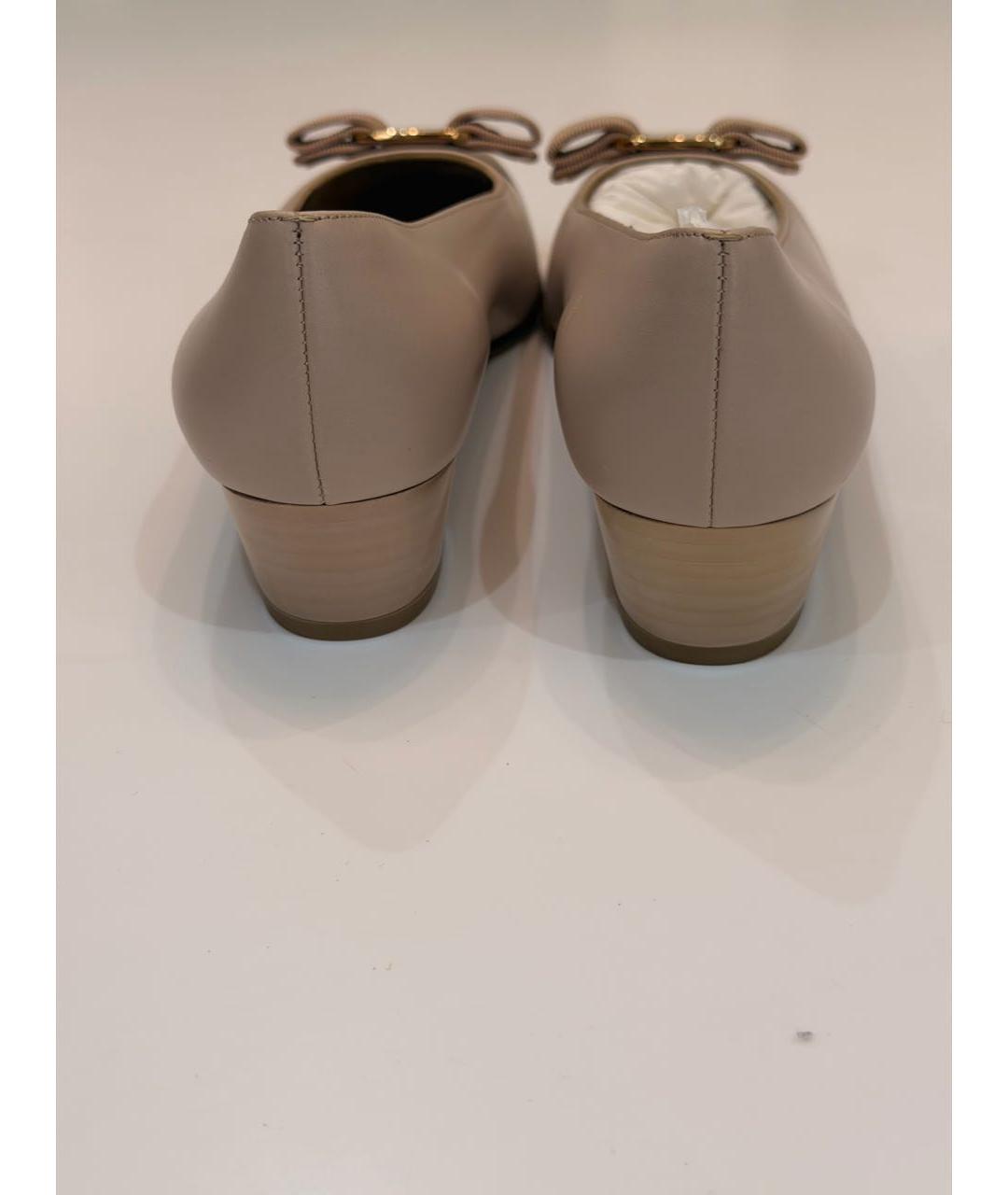FERRAGAMO Бежевые кожаные лодочки на низком каблуке, фото 4
