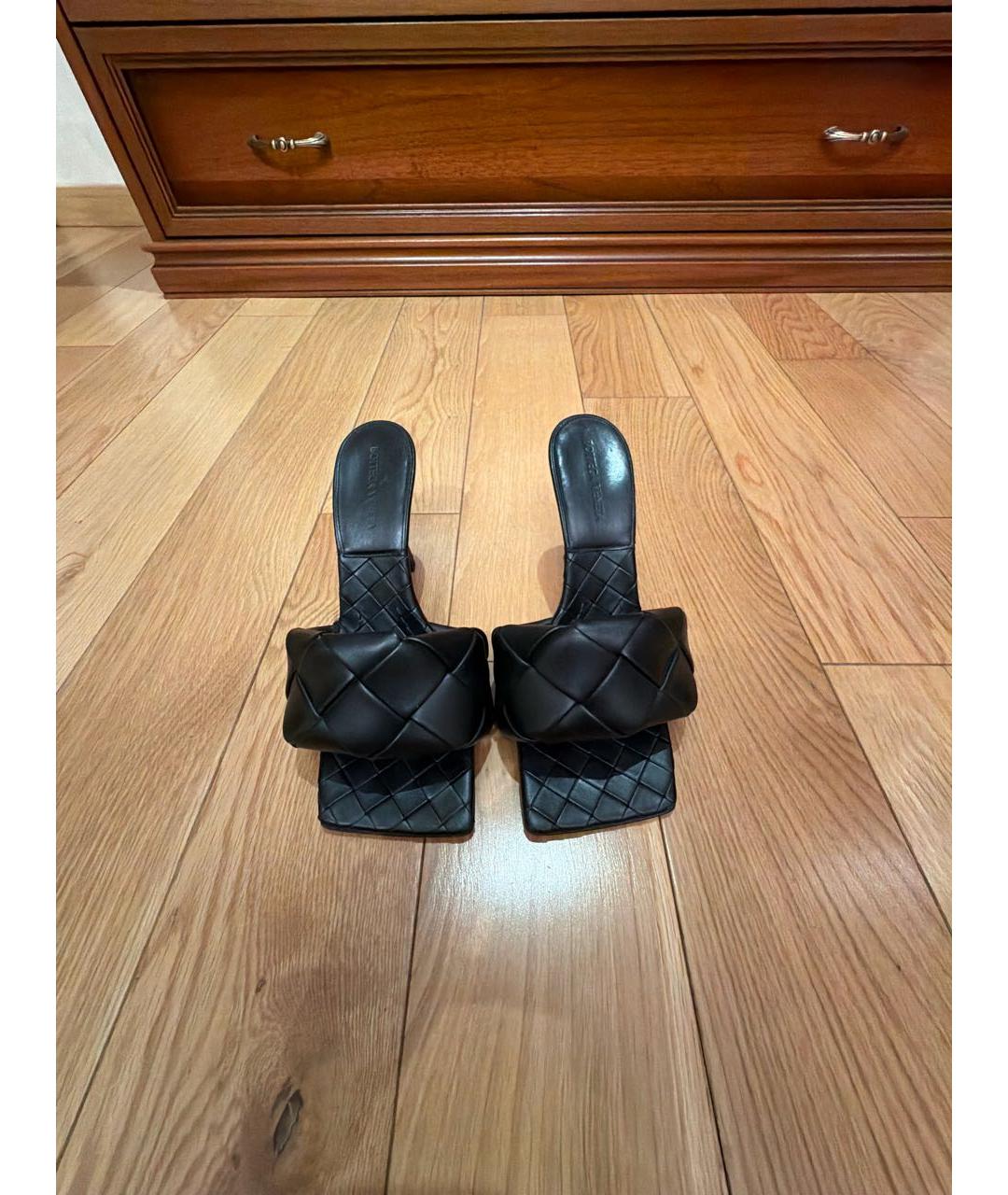 BOTTEGA VENETA Черные кожаные мюли, фото 2