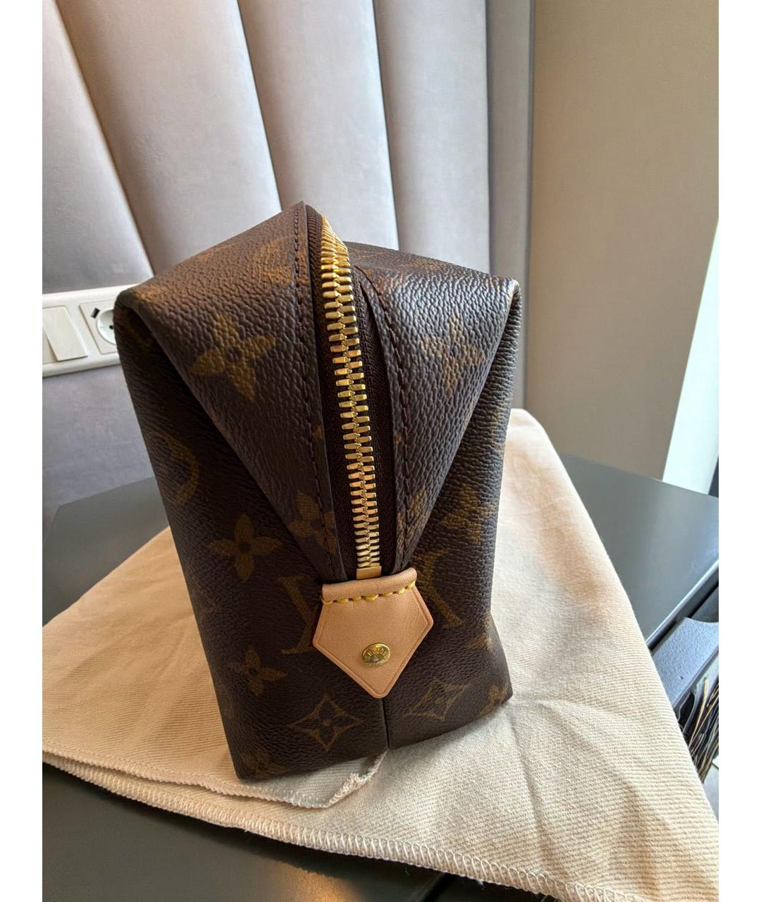 LOUIS VUITTON Коричневая косметичка из канвы, фото 2