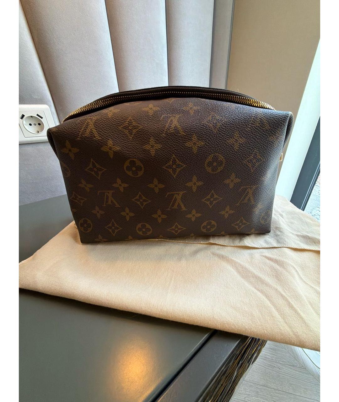 LOUIS VUITTON Коричневая косметичка из канвы, фото 6
