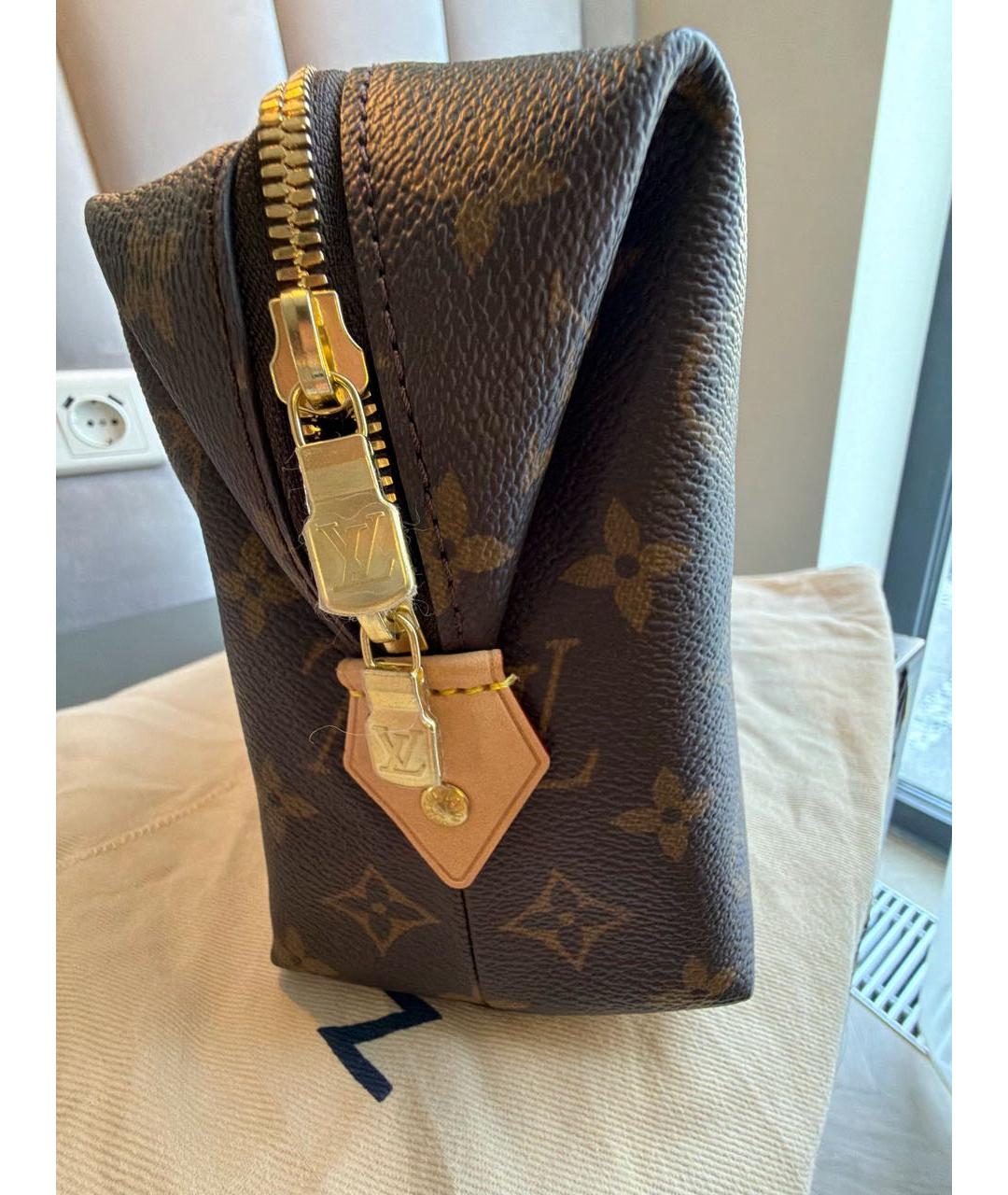 LOUIS VUITTON Коричневая косметичка из канвы, фото 4