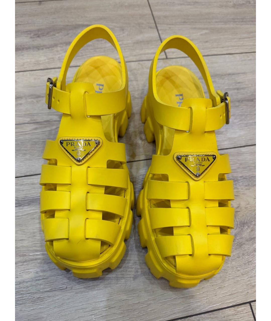 PRADA Желтые резиновые босоножки, фото 6