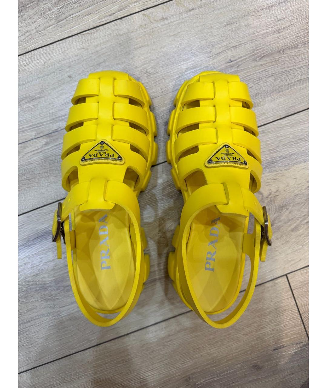 PRADA Желтые резиновые босоножки, фото 3