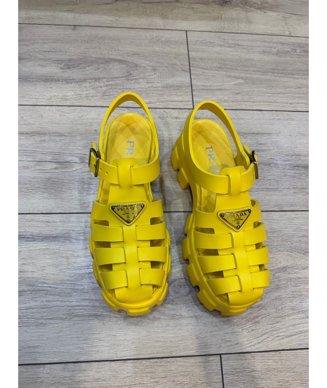 PRADA Желтые резиновые босоножки, фото 2