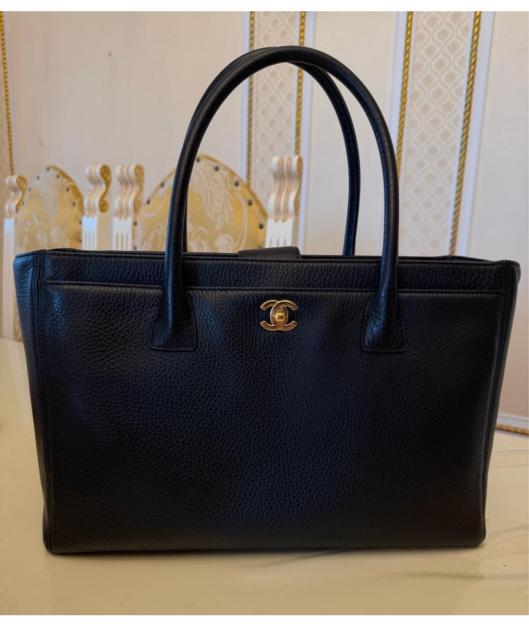 CHANEL Черная кожаная сумка с короткими ручками, фото 4