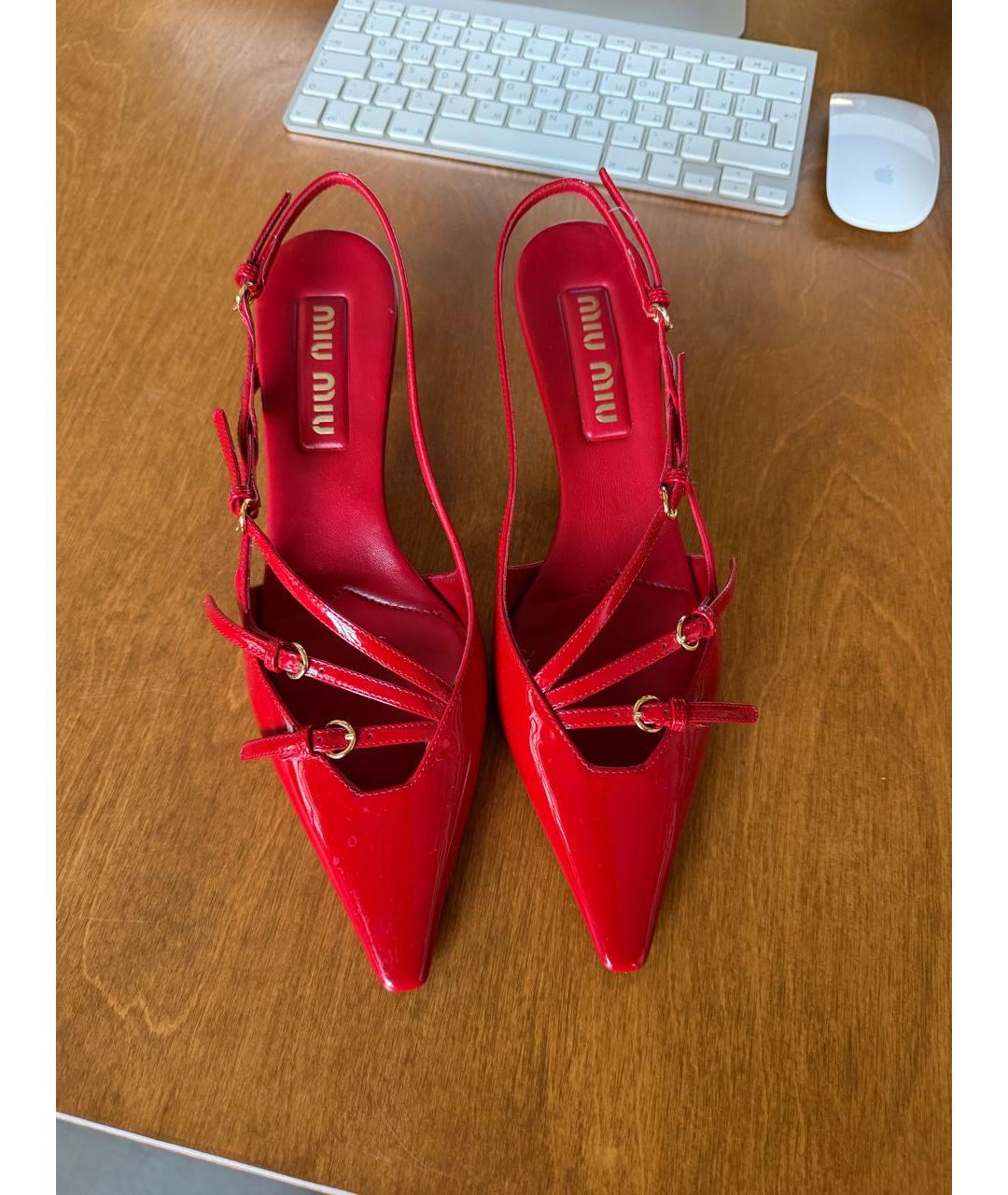 MIU MIU Красные босоножки из лакированной кожи, фото 2