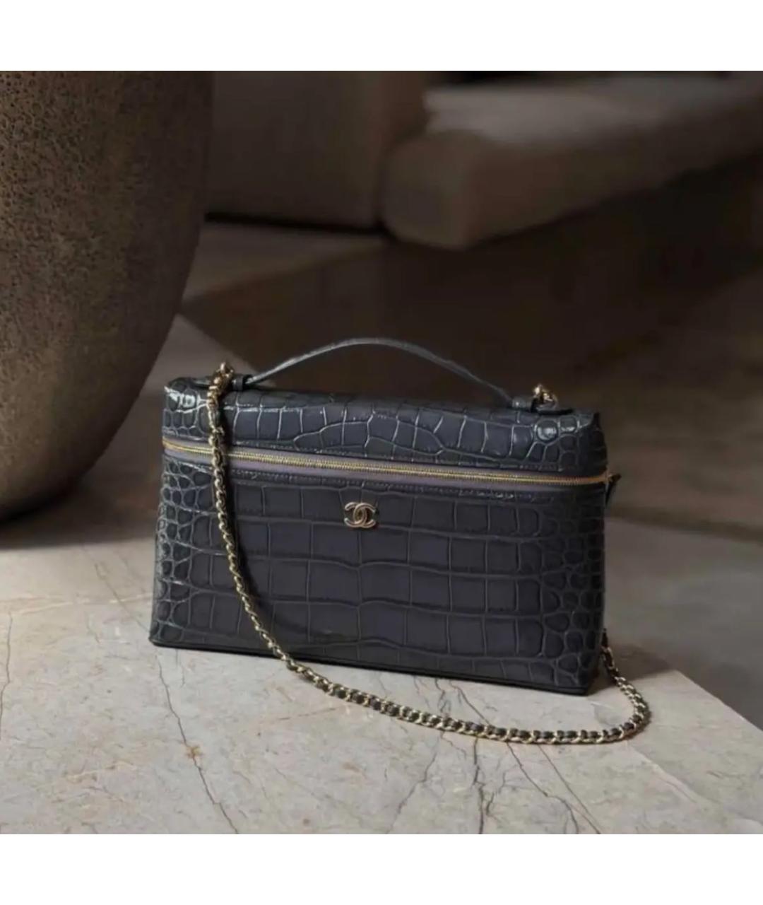 CHANEL Антрацитовая сумка с короткими ручками из лакированной кожи, фото 3