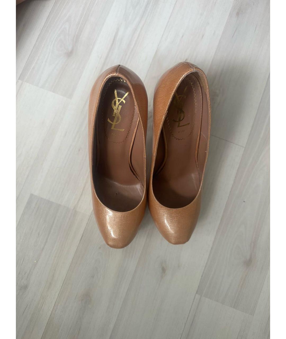 SAINT LAURENT Бежевые туфли из лакированной кожи, фото 3