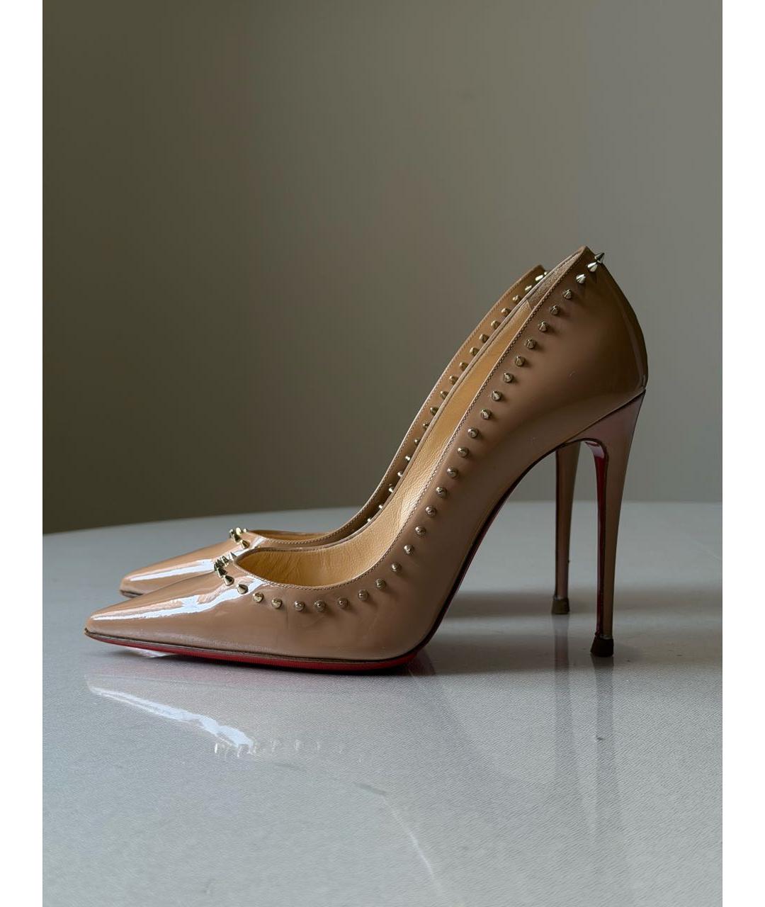 CHRISTIAN LOUBOUTIN Бежевые туфли из лакированной кожи, фото 6
