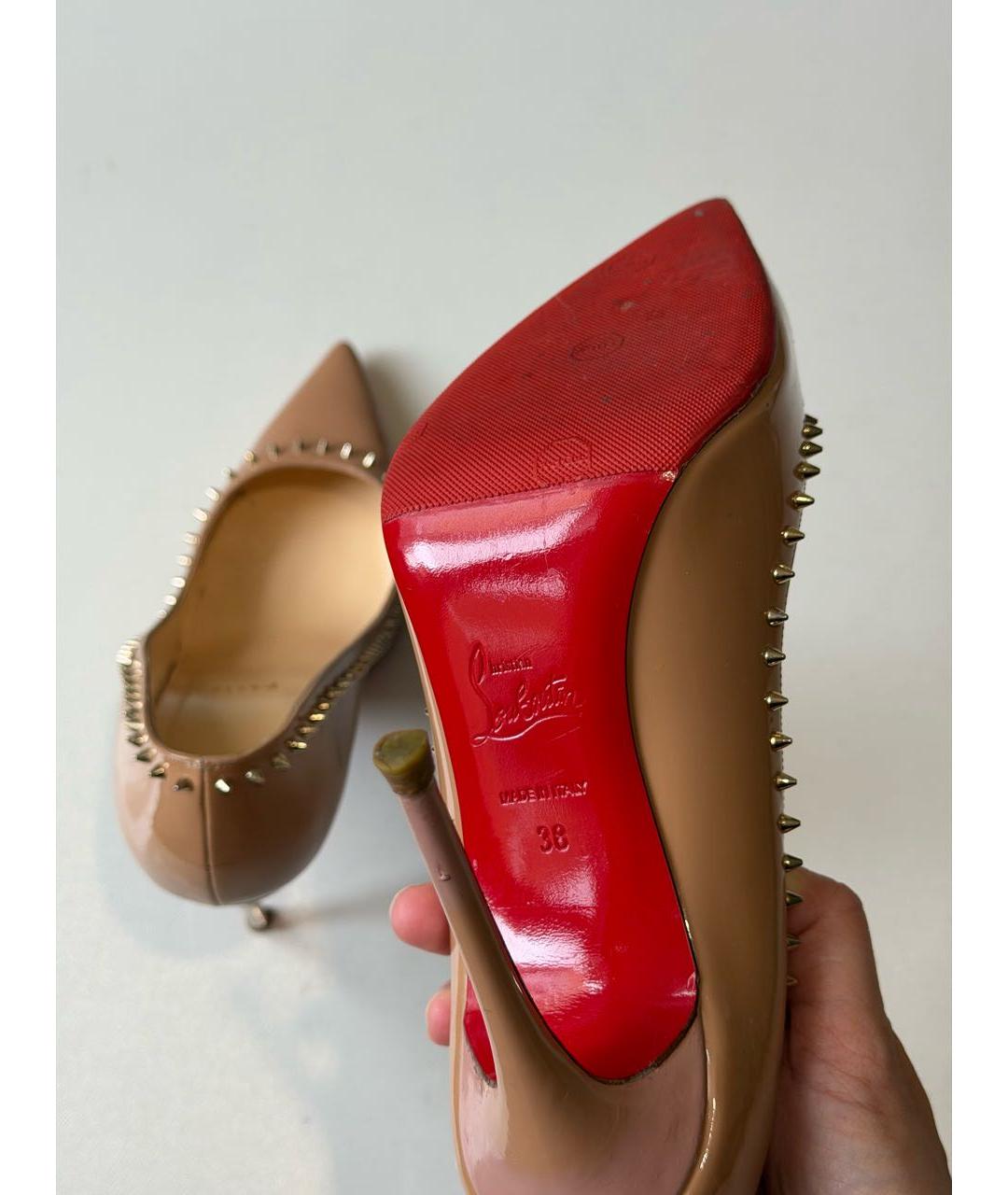 CHRISTIAN LOUBOUTIN Бежевые туфли из лакированной кожи, фото 5