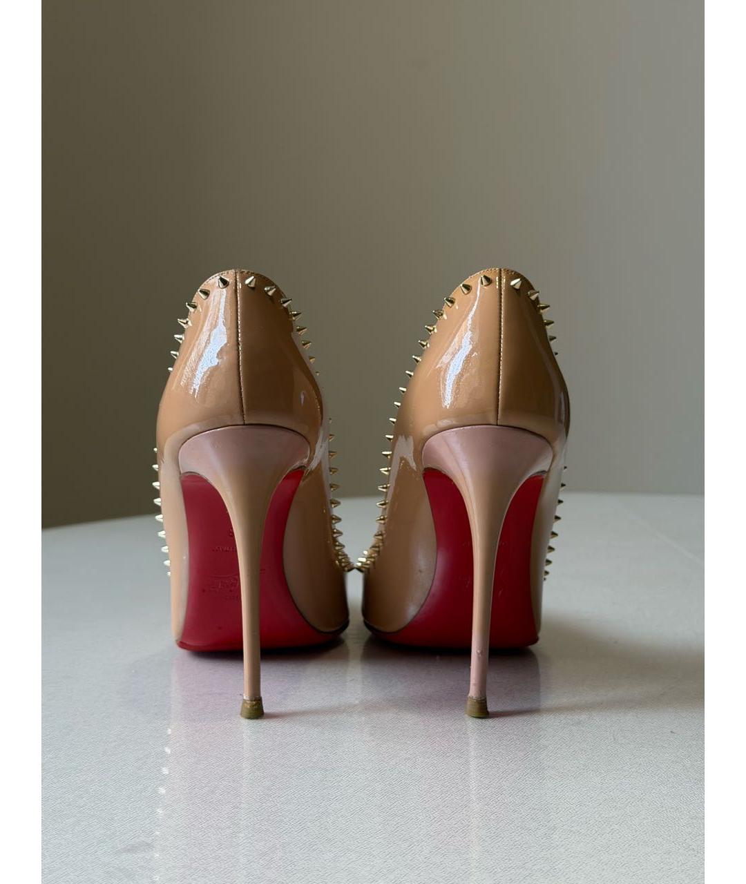 CHRISTIAN LOUBOUTIN Бежевые туфли из лакированной кожи, фото 4