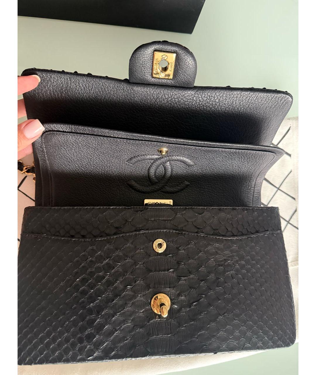 CHANEL Черная сумка через плечо из кожи питона, фото 4