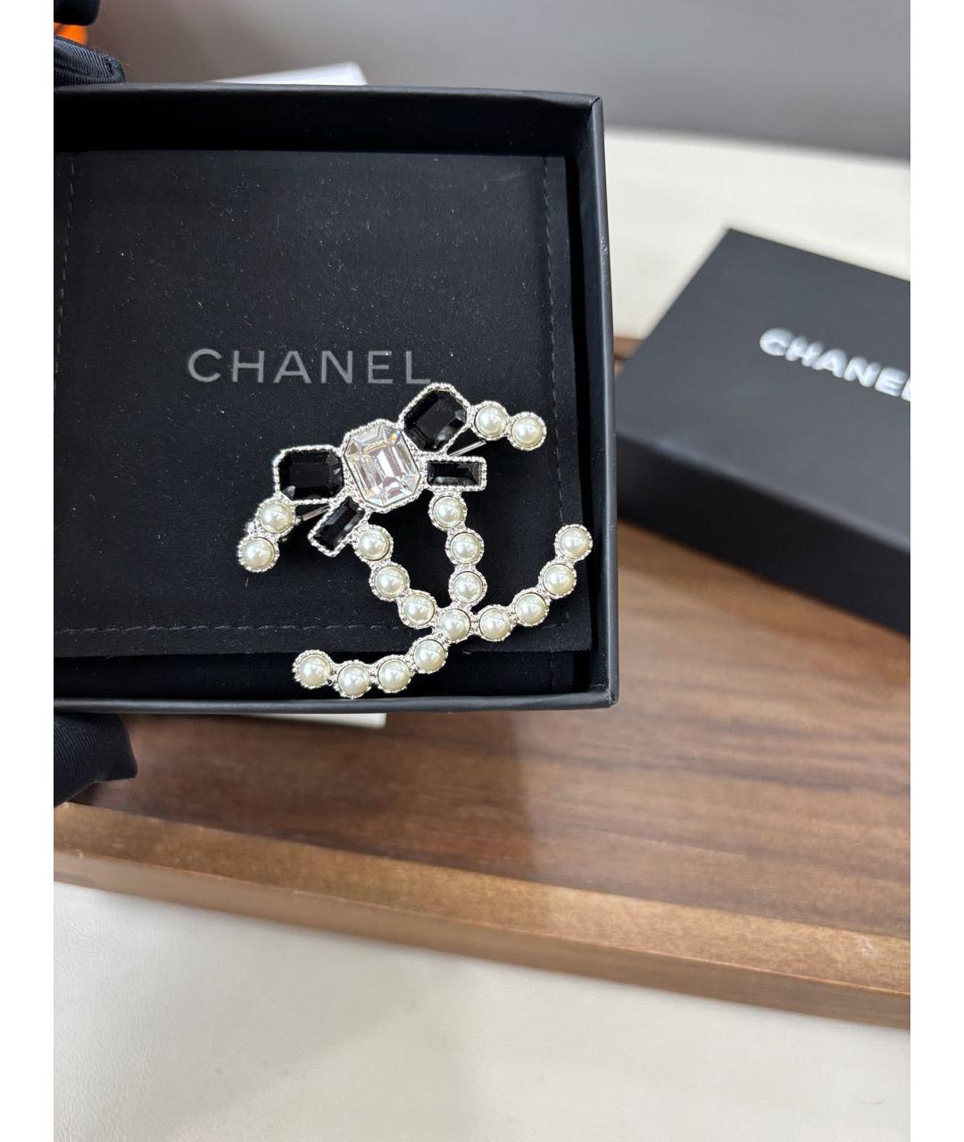 CHANEL Белая металлическая булавка / брошь, фото 3