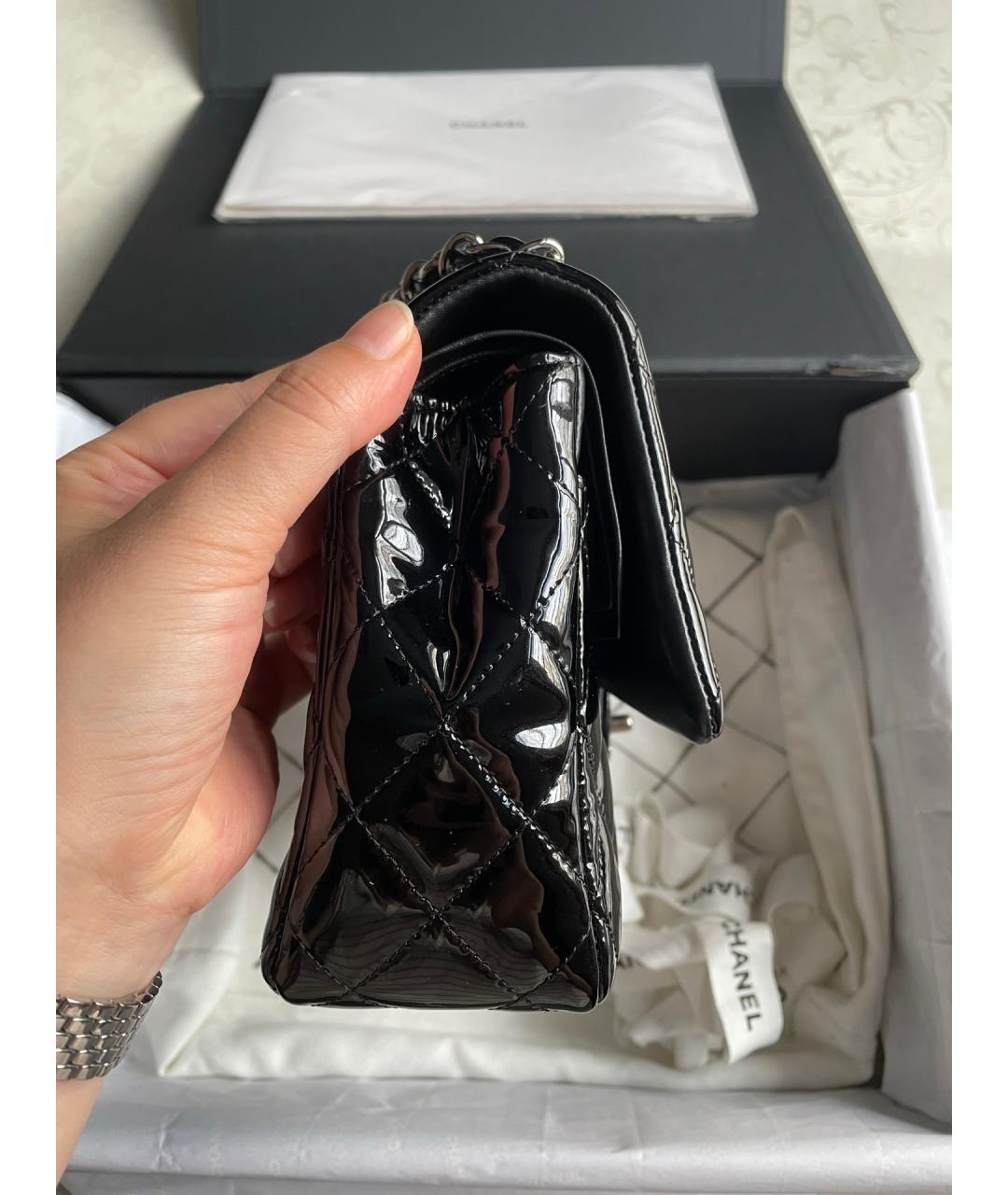 CHANEL Черная сумка через плечо из лакированной кожи, фото 5