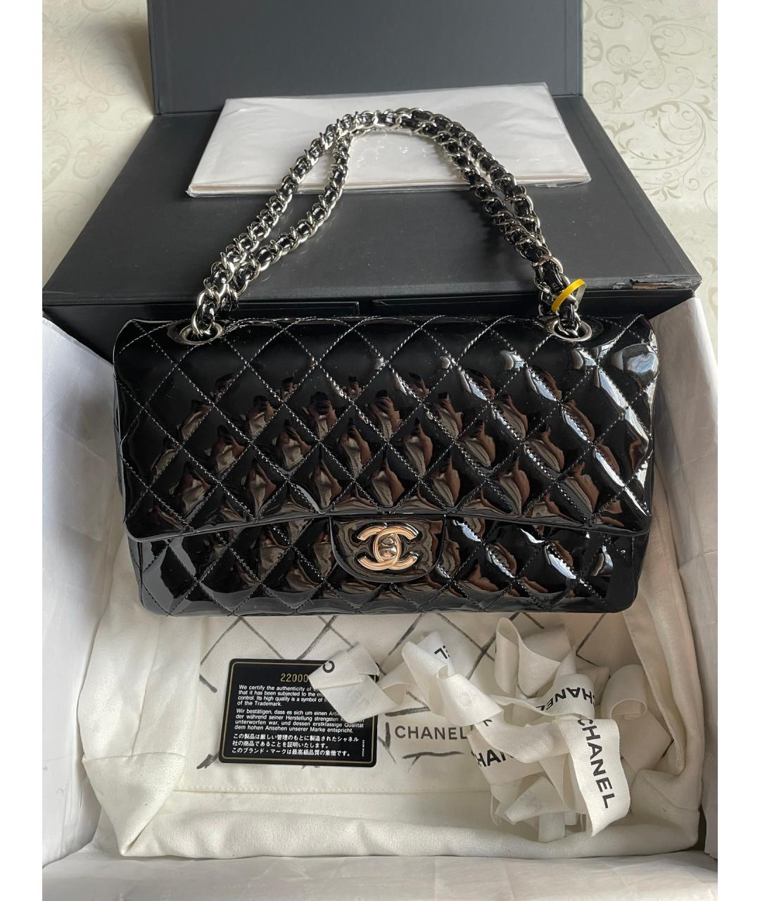 CHANEL Черная сумка через плечо из лакированной кожи, фото 7