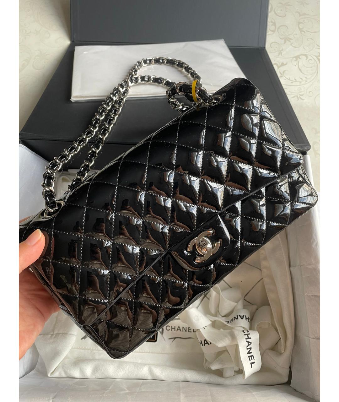 CHANEL Черная сумка через плечо из лакированной кожи, фото 2