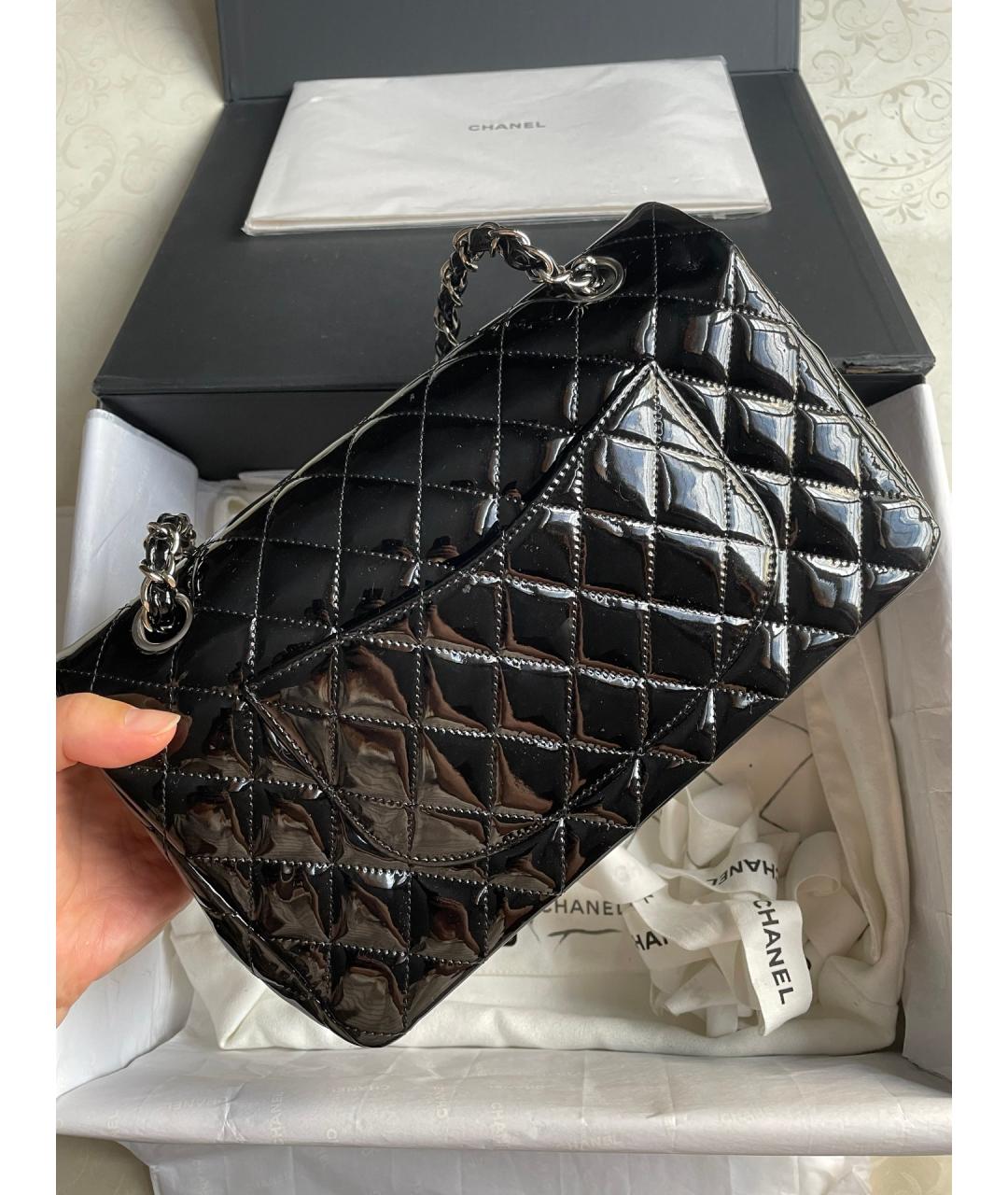 CHANEL Черная сумка через плечо из лакированной кожи, фото 3