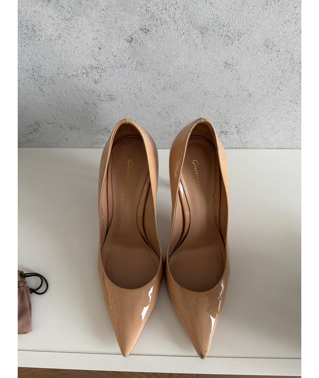 GIANVITO ROSSI Бежевые туфли из лакированной кожи, фото 2