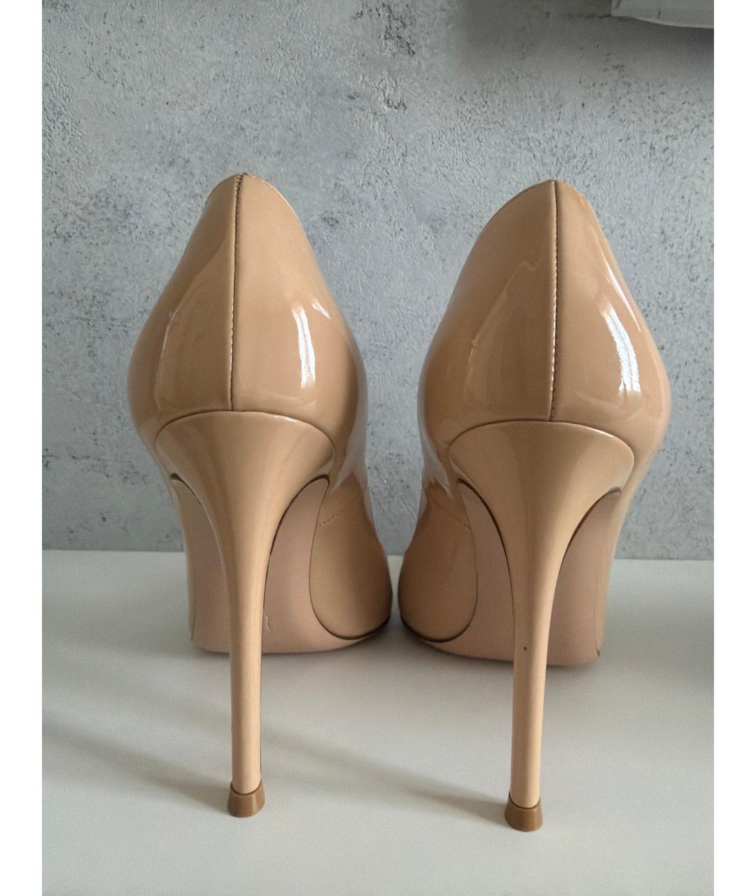 GIANVITO ROSSI Бежевые туфли из лакированной кожи, фото 4
