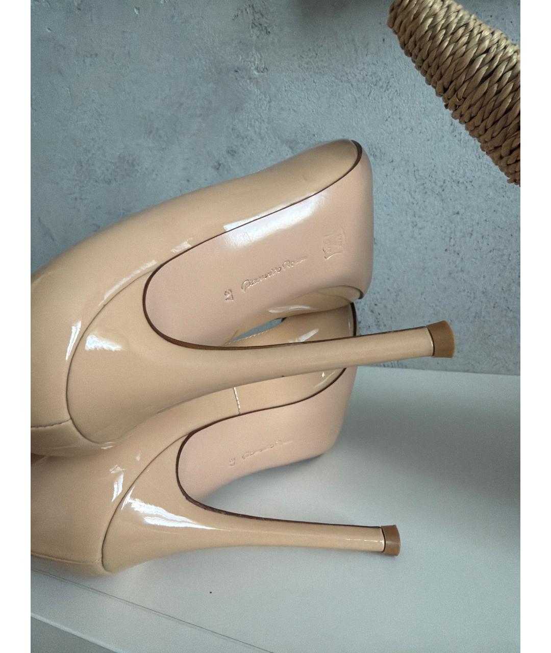 GIANVITO ROSSI Бежевые туфли из лакированной кожи, фото 5